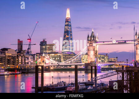 Il Tower Bridge, il Tamigi e la Shard Building a Londra, Inghilterra, Regno Unito Foto Stock