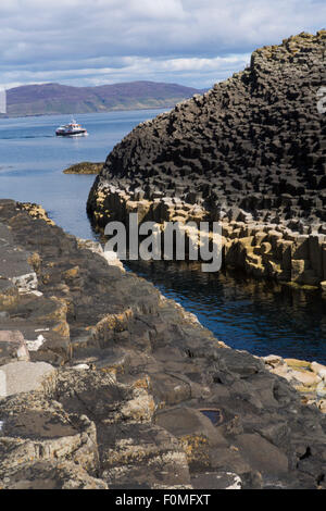 Europa, Regno Unito, Scozia, isola di Staffa. Le formazioni rocciose vulcaniche dello stack di basalto Am Buchaille sono simili al Selciato dei Giganti Foto Stock