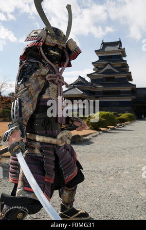 Matsumoto-jo il legno (castello) con Samurai Warrior, Matsumoto, Central Honshu, Giappone, Asia Foto Stock