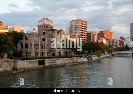 La cupola della bomba atomica sulla Motoyasu-gawa River, Hiroshima, Western Honshu, Giappone, Asia Foto Stock