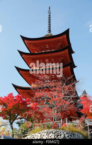 Five-Storey Pagoda in autunno, l'isola di Miyajima, Western Honshu, Giappone, Asia Foto Stock