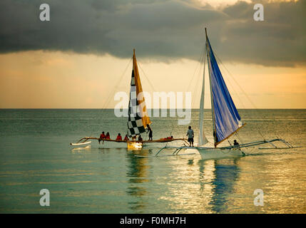 Boracay, Filippine - 20 Ottobre 2008: due filippini a vela tradizionali in mare aperto. Il Boracay Island Foto Stock