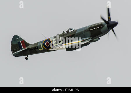 Supermarine Spitfire FR14E MV268. 6 uragani e 18 Spitfire sorvolarono il sud-est dell'Inghilterra per celebrare i 75 anni dalla battaglia del "giorno più difficile" della Gran Bretagna. Foto Stock