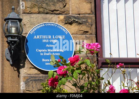 Una targa blu su una terrazza house di Hayfield, Derbyshire segna il luogo di nascita di papà attore dell'esercito, Arthur Lowe Foto Stock