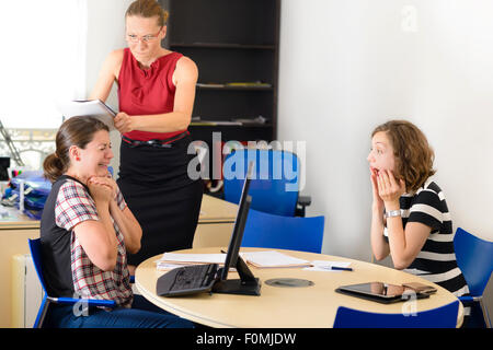 Angry business donna colpisce uno dei suoi dipendenti di sesso femminile Foto Stock