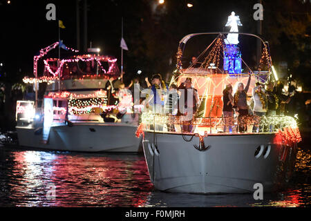 Dic. 13, 2014 - Fort Lauderdale, FL - Florida, Stati Uniti d'America - Stati Uniti - Boas fanno la loro strada fino il nuovo River durante il 2014 Seminole Hard Rock Winterfest sfilata di barche, Sabato, 13 dicembre 2014, a Fort Lauderdale. (Credito Immagine: © Sun-Sentinel via ZUMA filo) Foto Stock