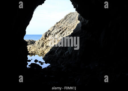 Guardando fuori di ingresso delle grotte des Korrigans, Baie du tigna, Boulevard des Korrigans, Le Pouliguen, Loire Atlantique, Francia, Foto Stock