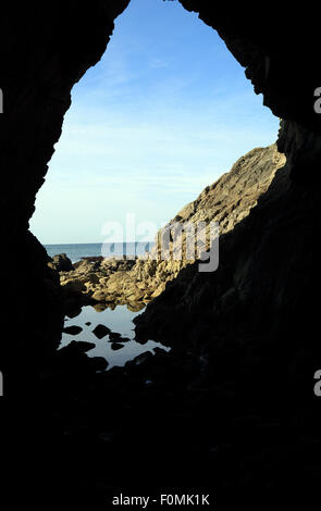 Guardando fuori di ingresso delle grotte des Korrigans, Baie du tigna, Boulevard des Korrigans, Le Pouliguen, Loire Atlantique, Francia, Foto Stock