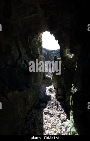 Guardando fuori di ingresso delle grotte des Korrigans, Baie du tigna, Boulevard des Korrigans, Le Pouliguen, Loire Atlantique, Francia, Foto Stock