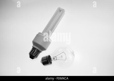 Gluehbirne/ Energiesparlampe - Symbolbild Energie/ Wirtschaft. Foto Stock