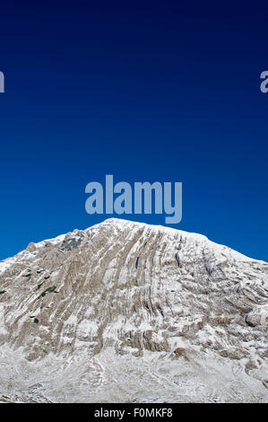 Neve sul picco Prutas, mostrando pieghe geologiche, NP Durmitor, Montenegro, Ottobre 2008 Foto Stock