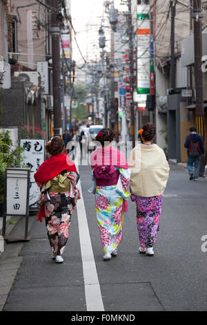 Giovani ragazze giapponesi in kimono tradizionali, quartiere di Gion (Geisha area), Kyoto, Giappone, Asia Foto Stock