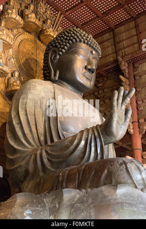 Daibutsu (Grande Buddha) all'interno del Daibutsu-den Hall di Tempio di Todai-ji (Tempio buddista), Nara, Kansai, Giappone, Asia Foto Stock