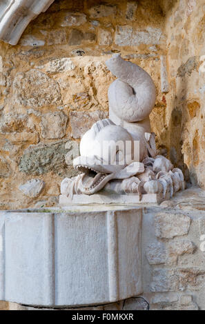 Piccola vecchia fontana nel castello nel centro della città di Lisbona Foto Stock