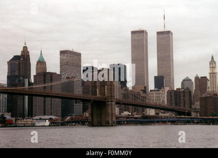 Luglio 1995 - NEW YORK: lo skyline di Manhattan con le Torri Gemelle del World Trade Center e il Ponte di Brooklyn, Manhattan Foto Stock