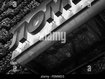 Neon rosso bar segno in lingua russa segna l'entrata di un club Foto Stock