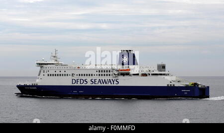 AJAXNETPHOTO. 29Giugno, 2015. Canale, Inghilterra.- canale trasversale traghetto per trasporto auto e passeggeri DFDS DOVER SEAWAYS. Foto:JONATHAN EASTLAND/AJAX REF:D152906 5363 Foto Stock