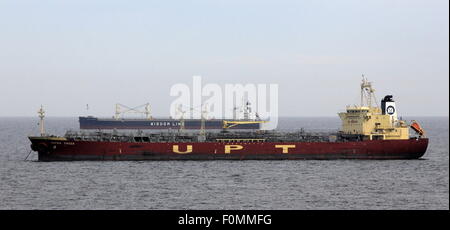 AJAXNETPHOTO. - 2015. In mare del canale in lingua inglese. - CARHO NAVI IN STRADE - L'HAFNIA GREEN CHIMICHIERA e una saggezza nave di linea al di ancoraggio in strade OFF costa francese nei pressi di Calais. Foto:JONATHAN EASTLAND/AJAX REF:D152906 5352 Foto Stock