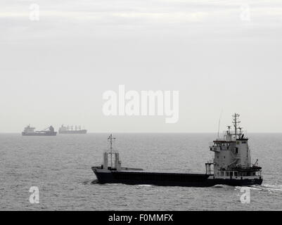 AJAXNETPHOTO. - 2015. In mare del canale in lingua inglese. - Spedizione di canale - La nave cargo OSLO avvicinando le strade di ancoraggio fuori costa francese nei pressi di Calais con altre compagnie marittime già nelle strade. Foto:JONATHAN EASTLAND/AJAX REF:D152906 5332 Foto Stock