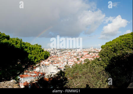 La città di Lisbona, in Portogallo. In una limpida giornata di sole. Foto Stock