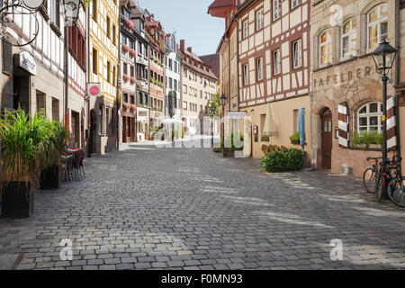 Tipica architettura, Street nella città vecchia, Weissgerbergasse, Norimberga, Baviera, Germania Foto Stock