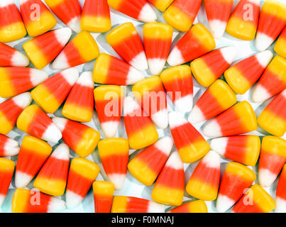 Halloween Candy Corn su sfondo bianco Foto Stock