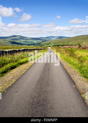 Il carbone strada che conduce verso il basso Inro Dentdale Yorkshire Dales Cumbria Inghilterra England Foto Stock