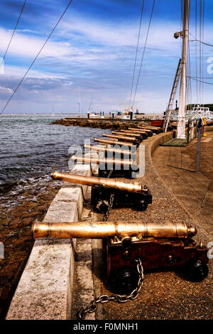 Oro brillante cannoni di partenza rivolta verso nord e seaward il Solent presso il Royal Yacht Squadron, Cowes. Foto Stock