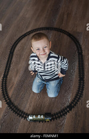 Little Boy costruisce ferrovia giocattolo Foto Stock