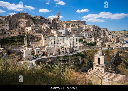 Guardando oltre la città di Matera per il Duomo di San Pietro Caveoso in primo piano, Basilicata, Italia Meridionale Foto Stock