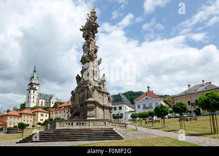 La barocca Santa Trinità colonna della peste nella piazza centrale di Kremnica, Slovacchia Foto Stock