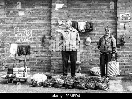 Coppia di anziani vendere la lana grezza a un mercato locale in Russia Sterlitamak Foto Stock