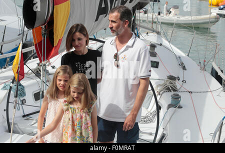 Spagna Royals re Felipe, regina Letizia e principesse Leonor e Sofia pongono durante le loro vacanze estive in Maiorca Foto Stock