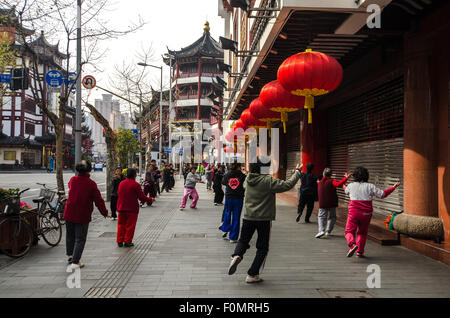 Vecchio di persone facendo Tai Chi nelle prime ore del mattino. Street shot da Shanghai. Foto Stock