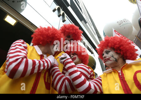 Sao Paulo, Brasile. 18 Agosto, 2015. Gli uomini caratterizzato come Ronald McDonald prendere parte a una protesta al di fuori di un ristorante McDonald's a Paulista Avenue, a Sao Paulo il Agosto 18, 2015. Brasiliani e internazionali i membri dei sindacati hanno protestato martedì contro il più grande operatore di ristoranti McDonald's in America Latina sostenendo che l'impresa abbia violato le leggi sul lavoro. Credito: Rahel Patrasso/Xinhua/Alamy Live News Foto Stock