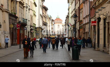 Cracovia, vista da via Florianska in direzione di La Porta di San Floriano. Foto Stock