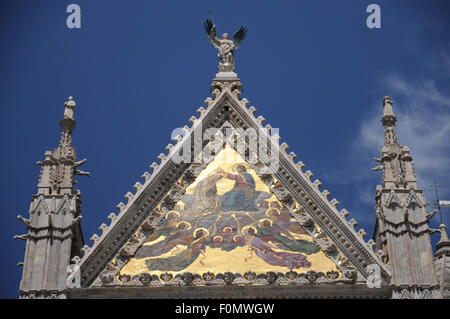 E la centrale più grande di i mosaici della facciata principale dell'Duoma nella città toscana di Siena. Foto Stock