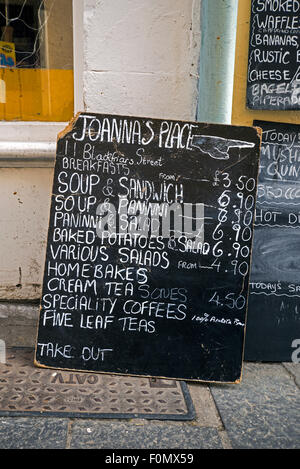 Il menu sulla lavagna al di fuori di Joanna's Place in Blackfriars Street nella Cittã Vecchia di Edimburgo,. Foto Stock