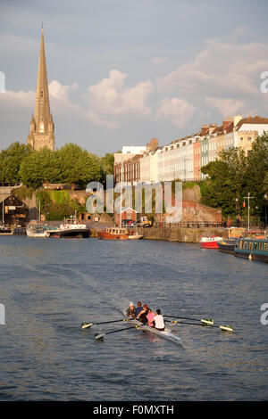 Una vista verso Redcliffe come persone fila sul porto di galleggiante a Bristol in sera la luce solare Foto Stock