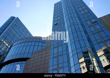 Il quartiere degli affari di Bruxelles, capitale d'Europa. Architettura attorno al Parlamento europeo a Bruxelles Foto Stock