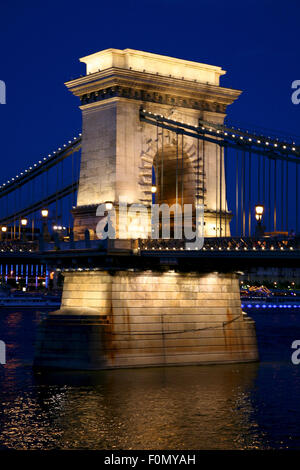 Vista sul Ponte delle catene lungo il Danubio a Budapest, Ungheria Foto Stock