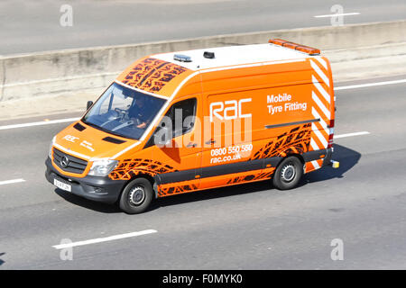 RAC Mobile Tyre montaggio di grafici aziendali sulla vista frontale e laterale dell'antenna dall'alto furgone Mercedes e conducente che viaggia lungo la strada autostradale M25 Inghilterra Regno Unito Foto Stock