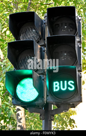 Doppia serie francese di semafori con controllo dedicato della corsia degli autobus che mostra il semaforo verde a Aix en Provence Provenza sud della Francia Foto Stock