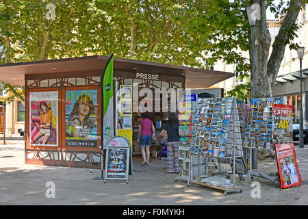 Cliente presso il moderno edicola francese Presse edicola marciapiedi cartoline mostra vicino alla Fontana Rotonde Aix en Provence, Bouches-du-Rhône, Francia Foto Stock