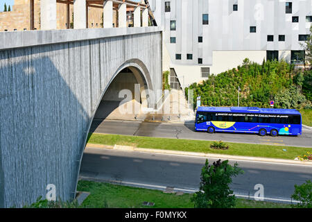 Autobus in autobus su strada a doppia carreggiata e moderno arco ponte coperto in cascata verticale edificio Conservatorio di musica oltre Aix-en-Provence Francia UE Foto Stock