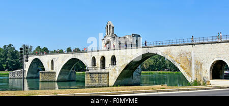 Rimangono quattro archi del famoso ponte medievale di Pont d'Avignon e la cappella di San Nicola sul fiume Rodano ad Avignone Francia, un sito patrimonio dell'umanità dell'UNESCO Foto Stock