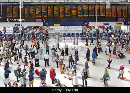 Ammira dall'alto i pendolari nell'affollato atrio della stazione ferroviaria di Waterloo con imbarco di partenza e banchina d'ingresso barriere per i biglietti di uscita Londra Inghilterra Regno Unito Foto Stock