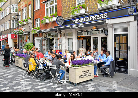 Pizza Express pizzeria con persone mangiare a cena all'aperto in St Christophers posto fuori Oxford Street cene alfresco London West End Regno Unito Foto Stock