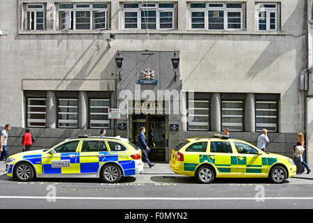 Stazione di polizia uk & ingresso in Bishopsgate City di Londra Inghilterra & auto della polizia paramedico response unit parcheggiata fuori con estranei passanti Foto Stock