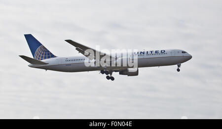 United Airlines Boeing 767 N649UA venuta in terra a aeroporto di Heathrow LHR Foto Stock